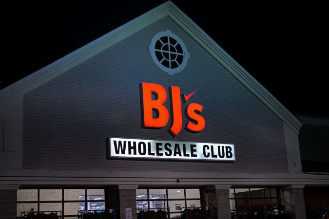 Fachada de un BJ's Wholesale Club de noche.