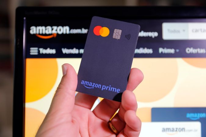 Tarjeta de crédito con el logotipo de Amazon Prime Mastercard, imagen editorial ilustrativa.