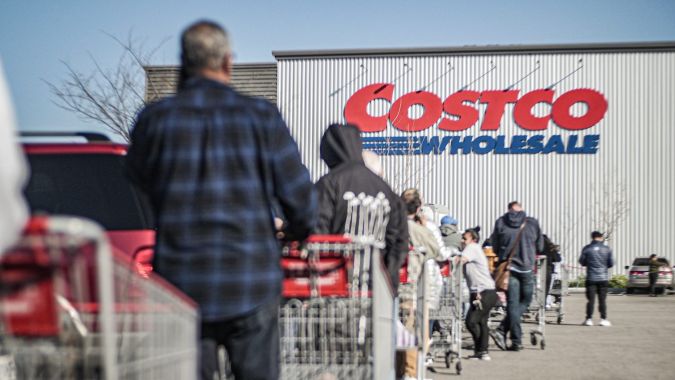 Personas formadas esperando poder entrar a una tienda Costco en Marina del Rey, California.