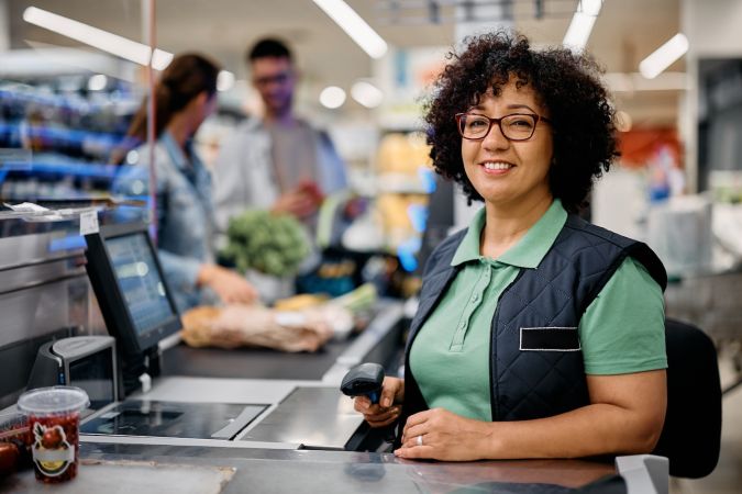 Mujer cajera sonriente en su trabajo. 