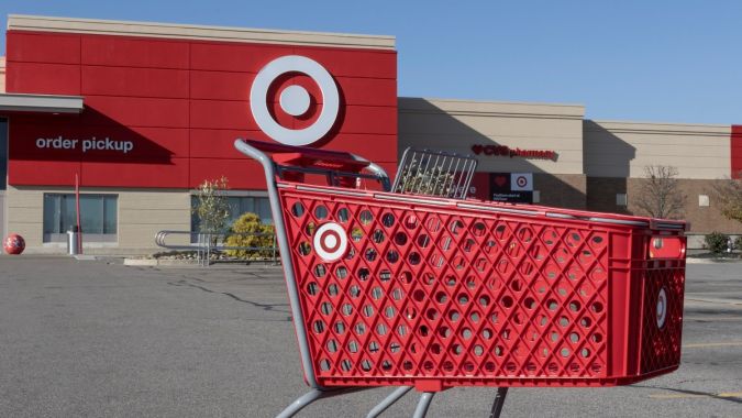 Fachada de Target con un carrito de compras en primer plano.