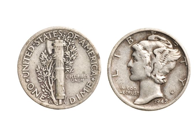 Moneda de diez centavos de plata antigua aislada sobre fondo blanco.