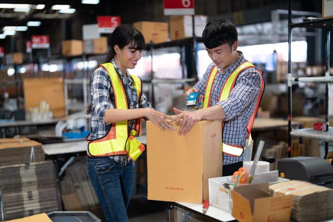 Trabajadores en el almacén de The Home Depot.