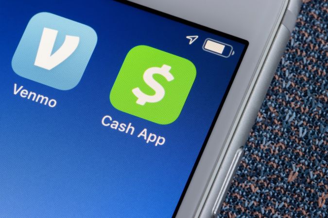 Comparación de la aplicación Venmo con Cash App en la pantalla de un iPhone.