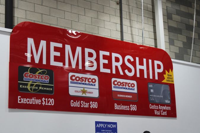 Anuncio en Costco que muestra el costo de las membresías.