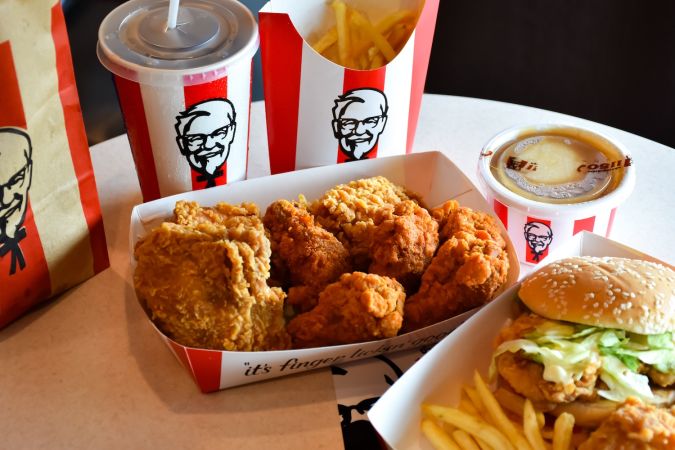 Comida y bebidas de KFC sobre la mesa.