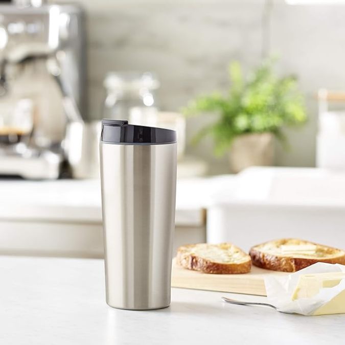 Amazon Basics - Vaso de acero inoxidable con tapa abatible.