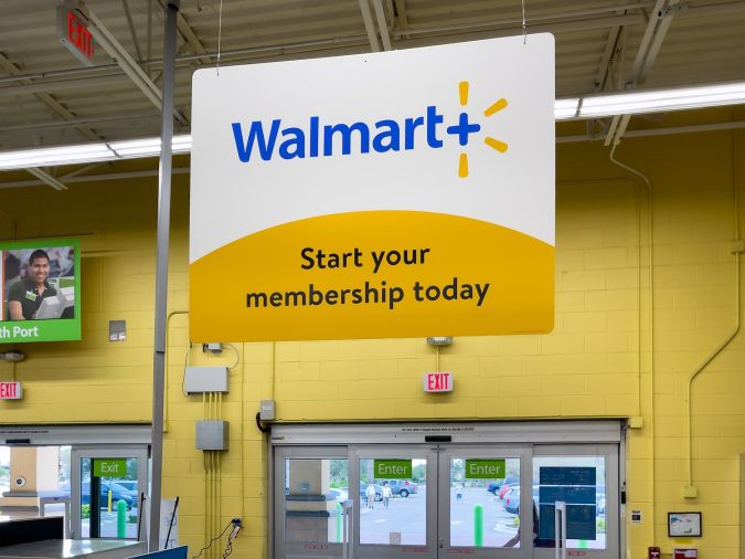 Walmart + membresía en el letrero de la tienda.