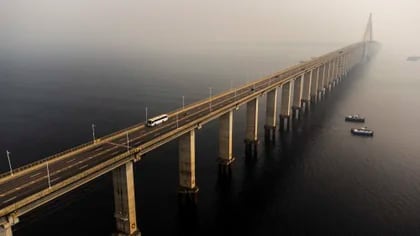 Fotografía que muestra humo procedente de los incendios que se han registrado en el sur del estado de Amazonas sobre el puente que cruza el río Negro (EFE/Raphael Alves)