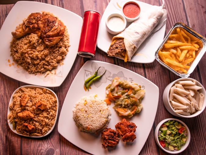 Mesa de comida rápida variada.