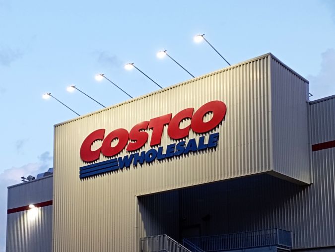 Fachada de una tienda mayorista Costco.