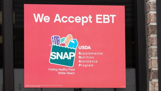 Anuncio que informa "SNAP y EBT aceptados aquí".