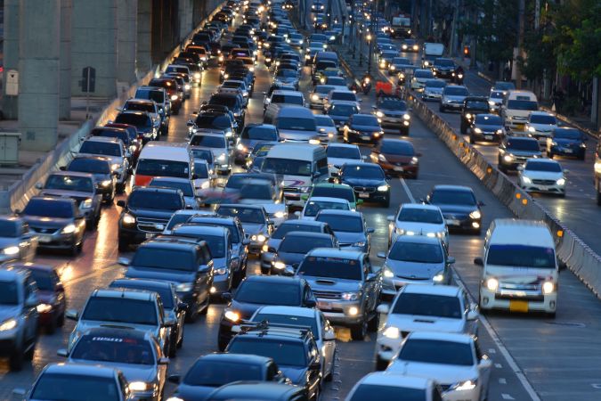 Carril para vehículos de alta ocupación utilizado en horas punta.