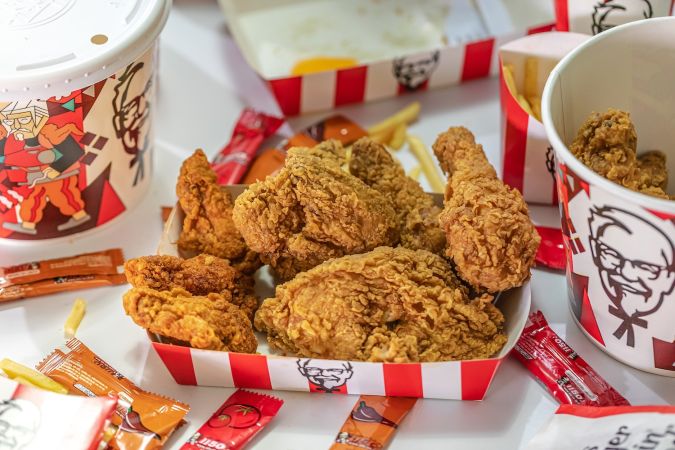 Alimentos de KFC sobre la mesa.