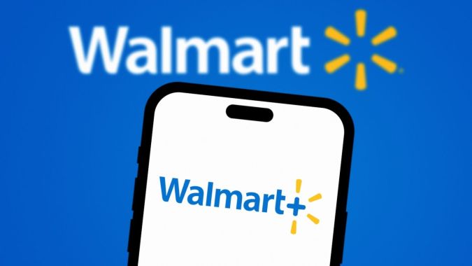 El logotipo de Walmart Plus se muestra en la pantalla del teléfono inteligente con el logotipo de Walmart en el fondo.