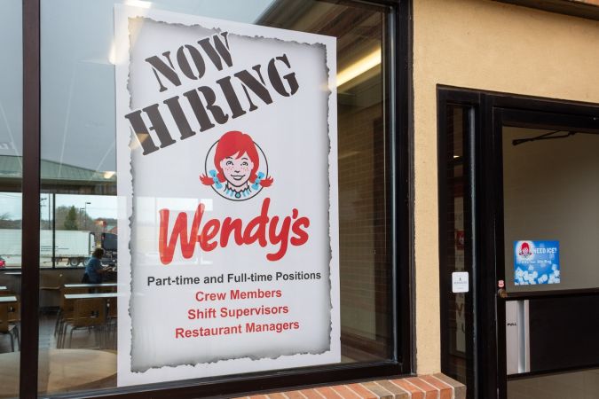 Cartel de "Ahora contratando" en el restaurante Wendy's en los Estados Unidos.