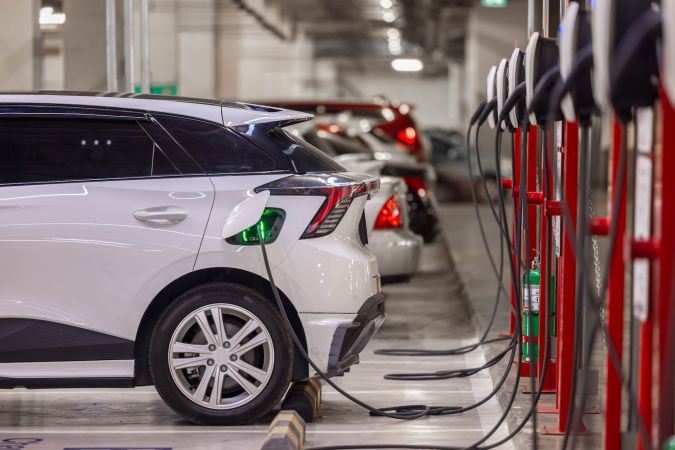 Carga de vehículos eléctricos y coches eléctricos.