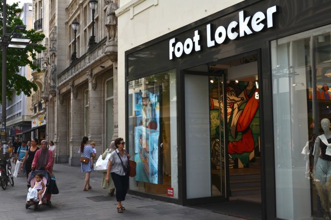 Clientes frente a una tienda Foot Locker.