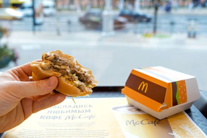 Un hombre come en un restaurante McDonald's.