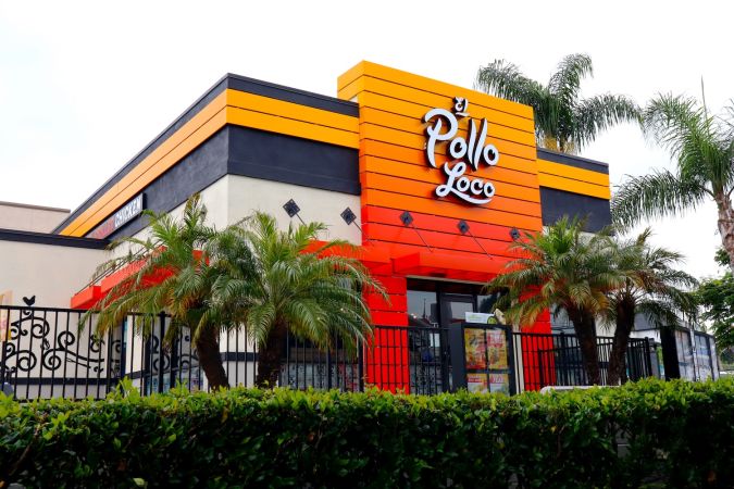 Fachada de un restaurante de El Pollo Loco en Los Ángeles, California.