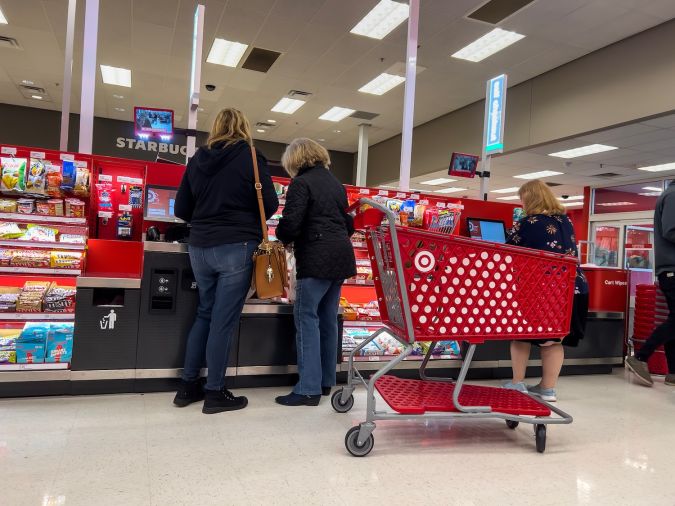 Vista amplia de personas que utilizan la caja de autopago dentro de una tienda minorista Target.