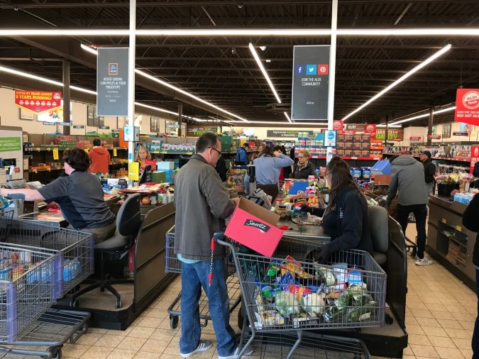 La gente se abastece de alimentos en una tienda Aldi.