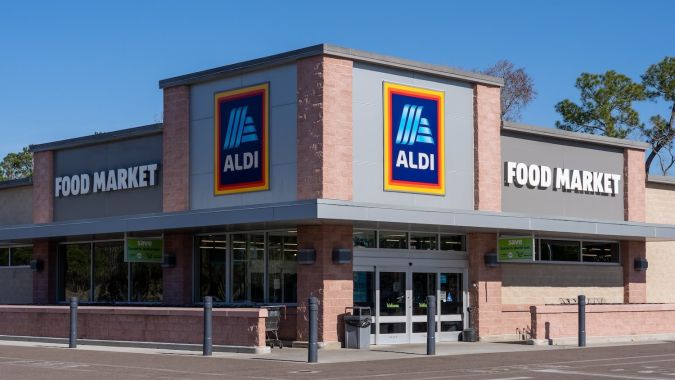 Supermercado Aldi en un día soleado, hermoso y de cielo azul.