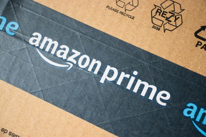 Logotipo de la marca Amazon Prime en una caja de papel.