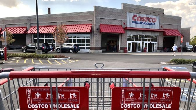 Tienda Costco con carrito de compras en Chicago.