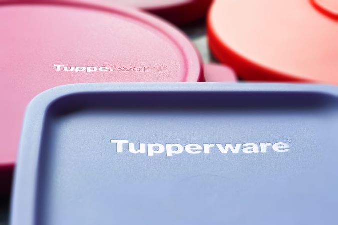 Tapas de Tupperware. Tapas de la marca Tupperware en fotograma completo.