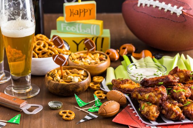 Aperitivos en la mesa para la fiesta del fútbol.