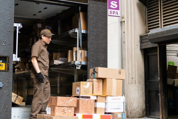 Empleado de UPS cargando un camión de entregas.