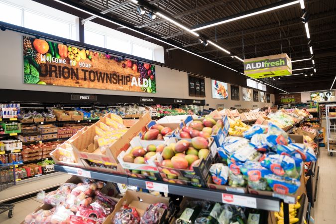 Nueva sección de productos alimenticios en el interior de la tienda Aldi.