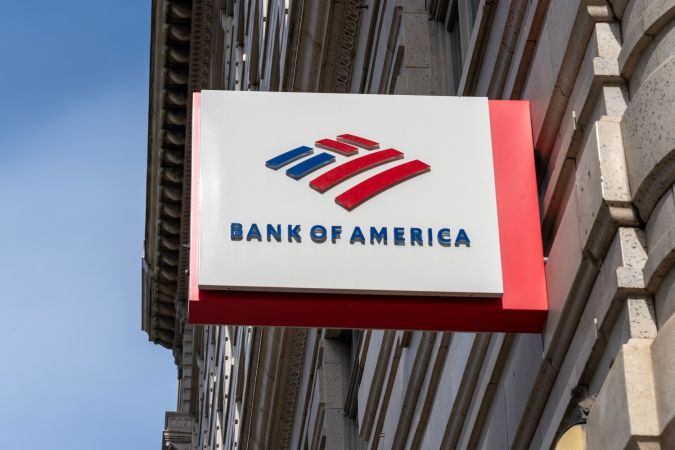 Un cartel saliente del Bank of America en un edificio en Salt Lake City, Utah, EE.UU.