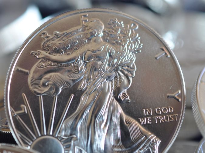 Monedas de plata ilustrativas de tipo editorial Walking Liberty.