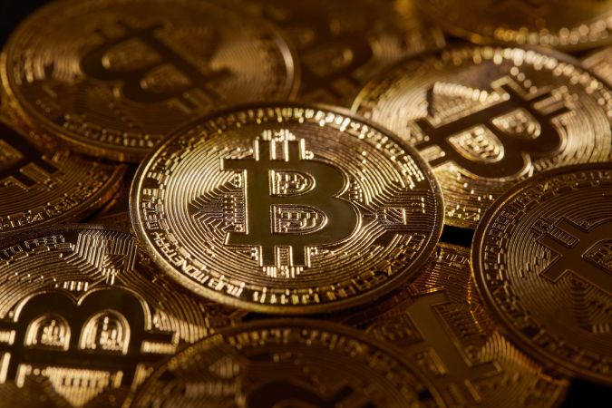 Un rayo de luz dorado ilumina un bitcoin, el dinero del futuro.