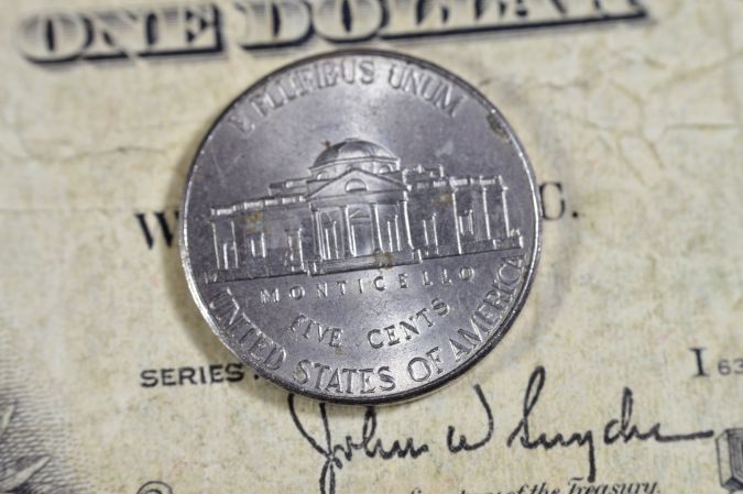 Monticello, la plantación principal de Thomas Jefferson, el padre fundador y tercer presidente de los EE. UU., en el reverso de la moneda estadounidense de 5 cinco centavos de 2016, de la antigua serie de dólares estadounidenses de 1935.