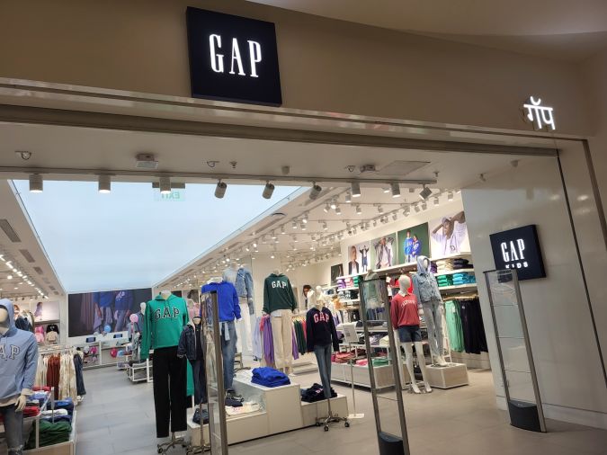 Tienda de ropa GAP en Phoenix Mall of the Millennium.