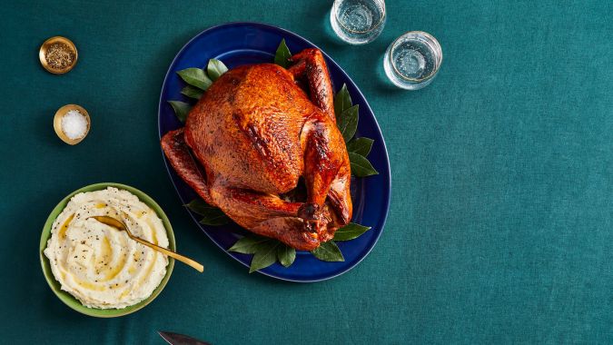 Imagen de un pavo de fiestas sobre una mesa color verde.