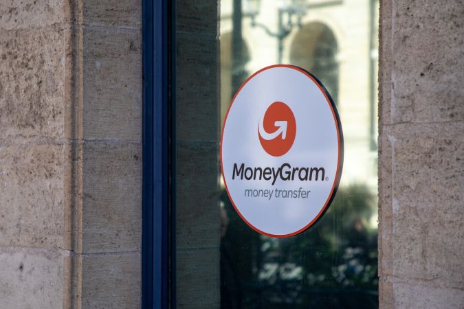 Texto y logotipo del letrero de transferencia de dinero de la marca MoneyGram.