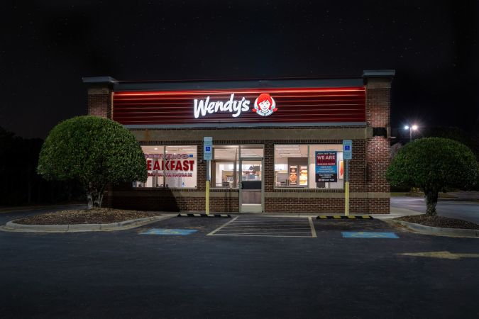 Restaurante Wendy's iluminado con estrellas.