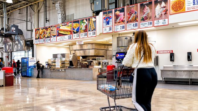 Clientes caminando hacia la salida de la tienda del club de membresía de descuento Costco.