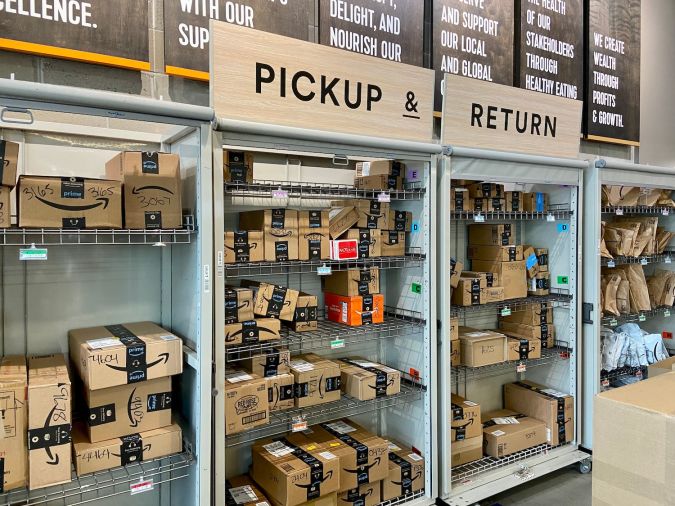 Estantes de recogida y devolución de Amazon en Whole Foods en Harlem, ciudad de Nueva York.