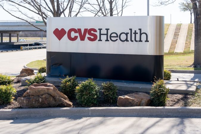 Se muestra un primer plano del letrero en el suelo de CVS Health.