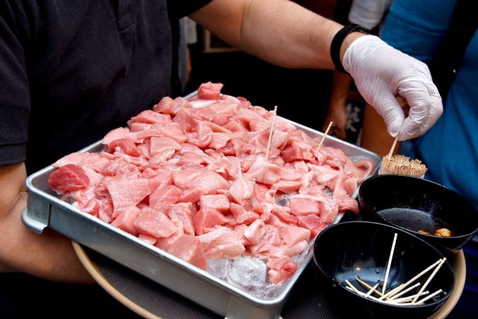 Degustación de muestra de comida gratuita.