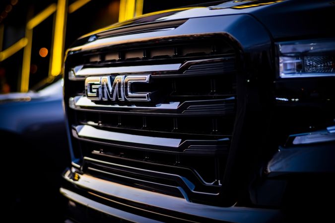 Gran parrilla delantera y logotipo de GMC Truck (General Motor Company) de GMC Denali Sierra Truck Pickup.