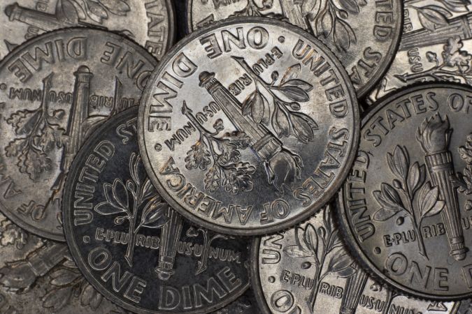 Fotografía de un grupo de monedas de diez centavos estadounidenses.