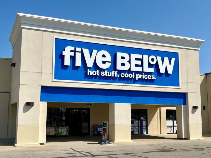 Se muestra una tienda Five Below en 2647 N Elston Ave en septiembre de 2024 en Chicago, IL.